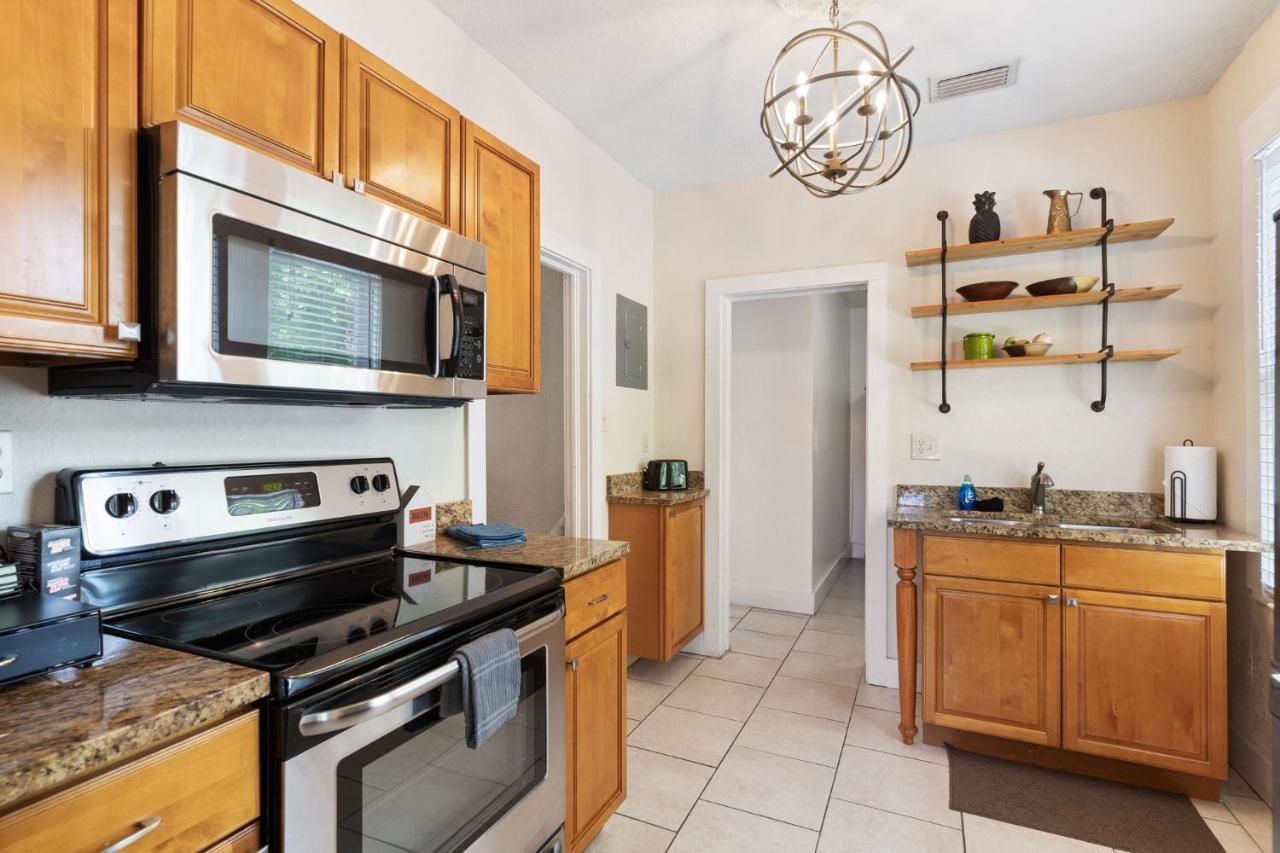 Four Different Options At One Great Location-- 1 - Spacious 3 Bed 2 Bath House Or 2- 2Nd Floor 2 Bed 1 Bath Guesthouse Or 3- 1St Floor Studio Or 3- A Tiny Home Rv Tampa Exterior foto