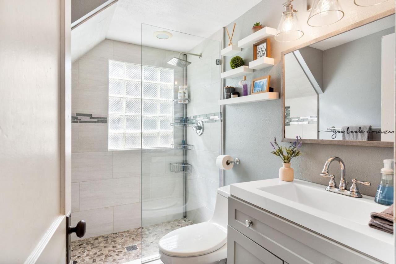 Four Different Options At One Great Location-- 1 - Spacious 3 Bed 2 Bath House Or 2- 2Nd Floor 2 Bed 1 Bath Guesthouse Or 3- 1St Floor Studio Or 3- A Tiny Home Rv Tampa Exterior foto